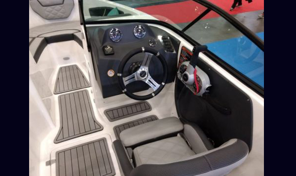 Lancha Mestra 212 A venda barco novo 0 km www.mareconsult.com.br (13)