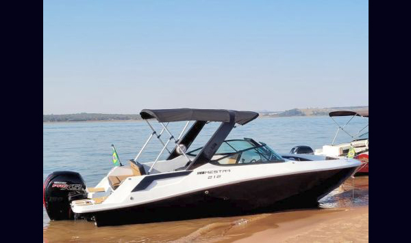 Lancha Mestra 212 A venda barco novo 0 km www.mareconsult.com.br (3)