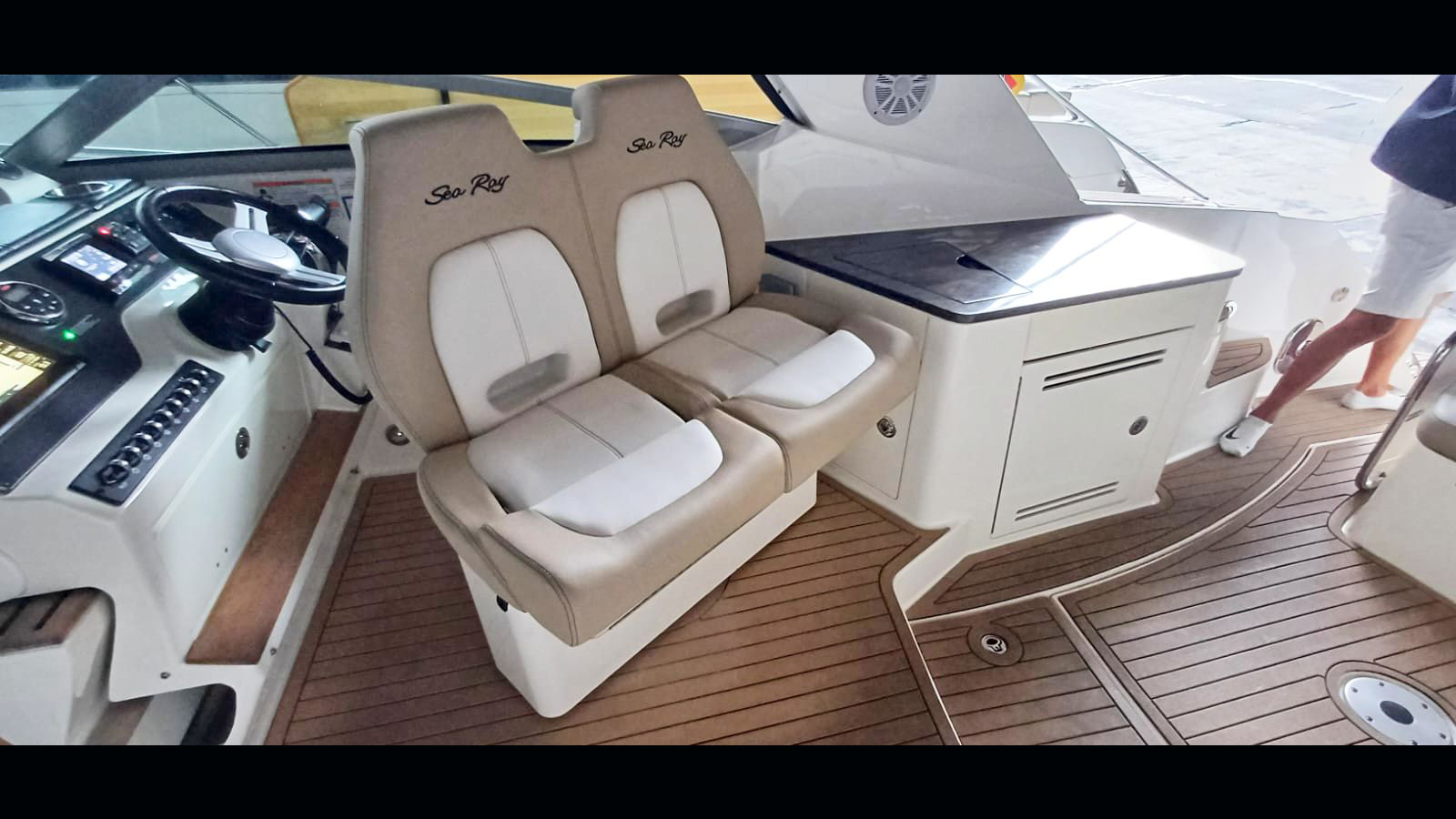 Sea Ray Sundancer 375 2013 www.mareconsult.com.br (36)