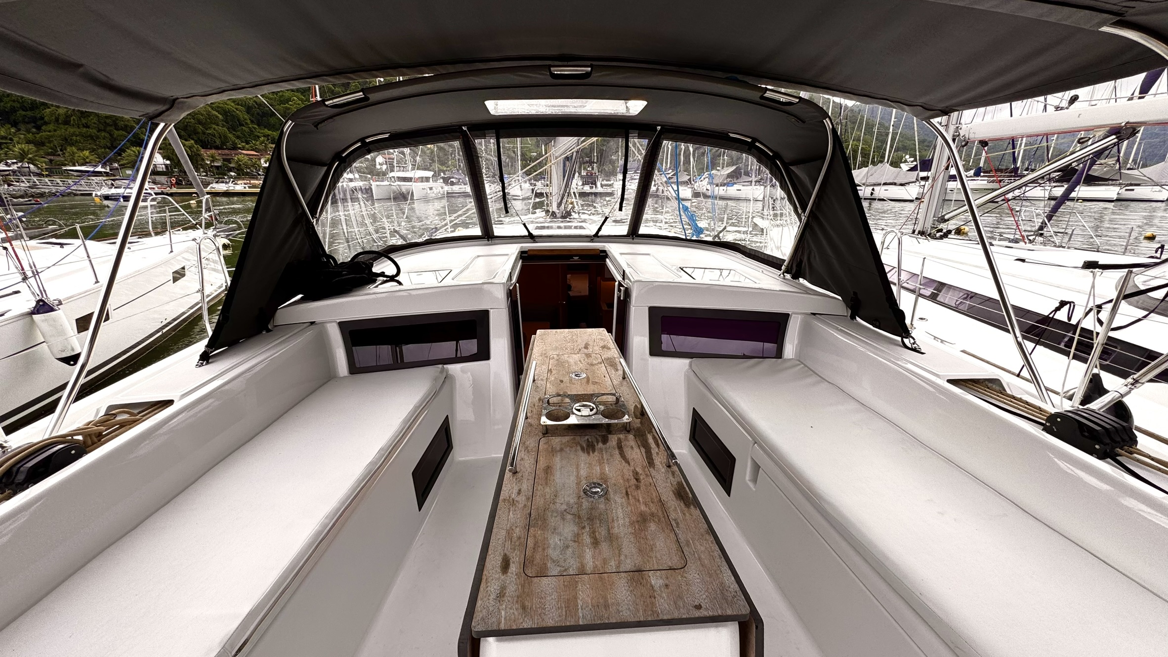Dufour 470 2024 para charter www.mareconsult.com.br (1)