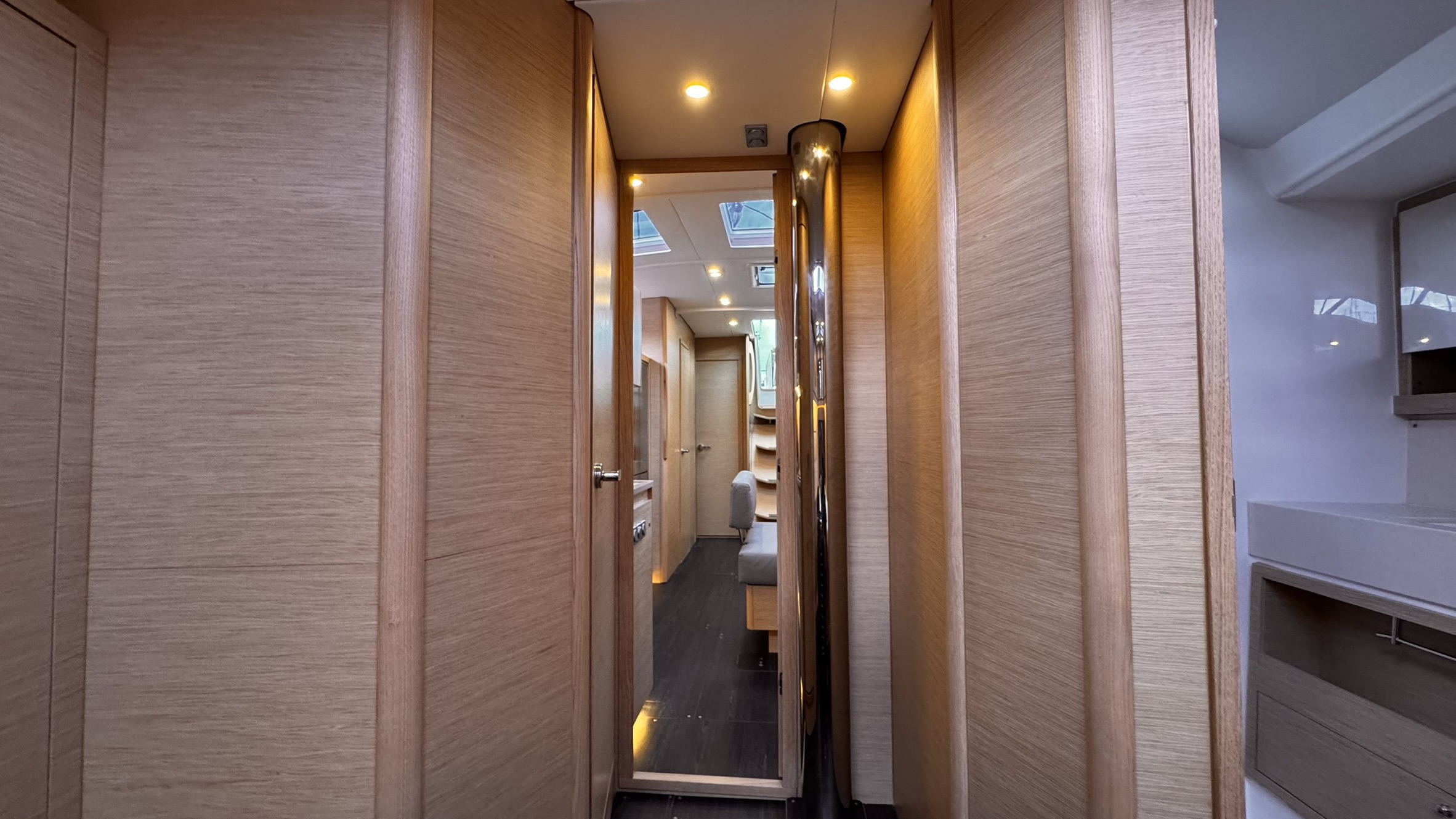 Dufour 470 2024 para charter www.mareconsult.com.br (29)