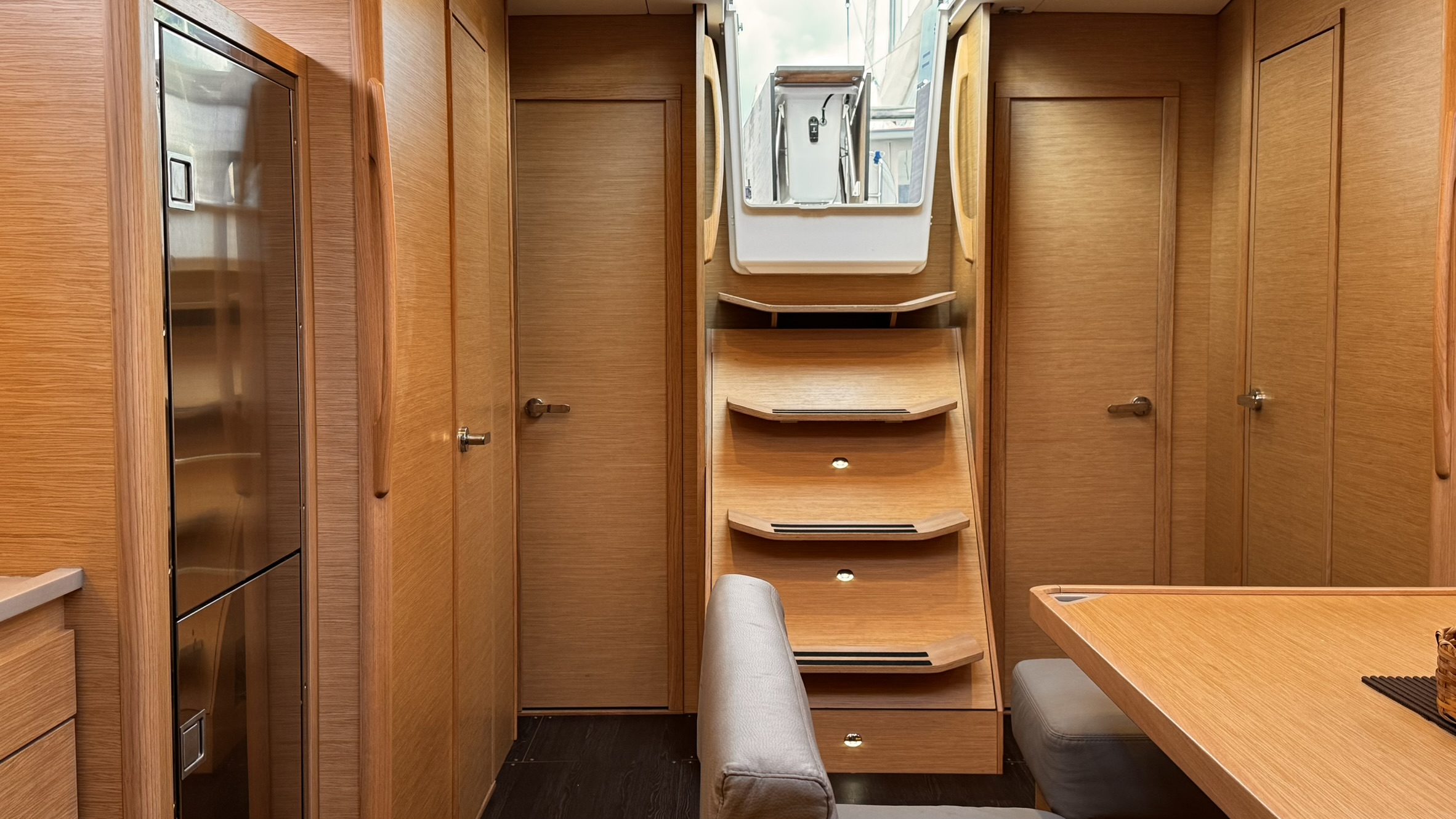 Dufour 470 2024 para charter www.mareconsult.com.br (33)