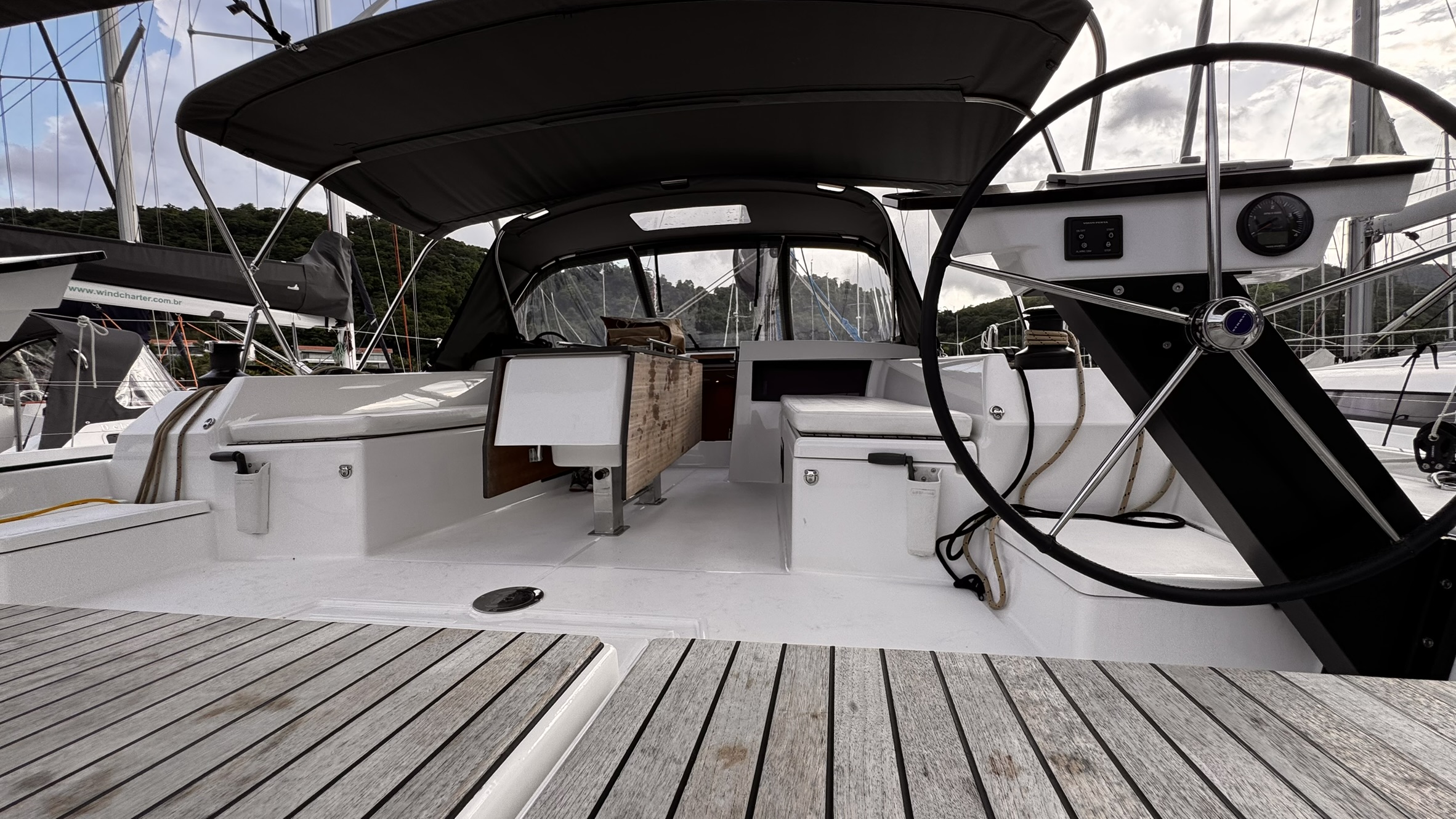 Dufour 470 2024 para charter www.mareconsult.com.br (43)