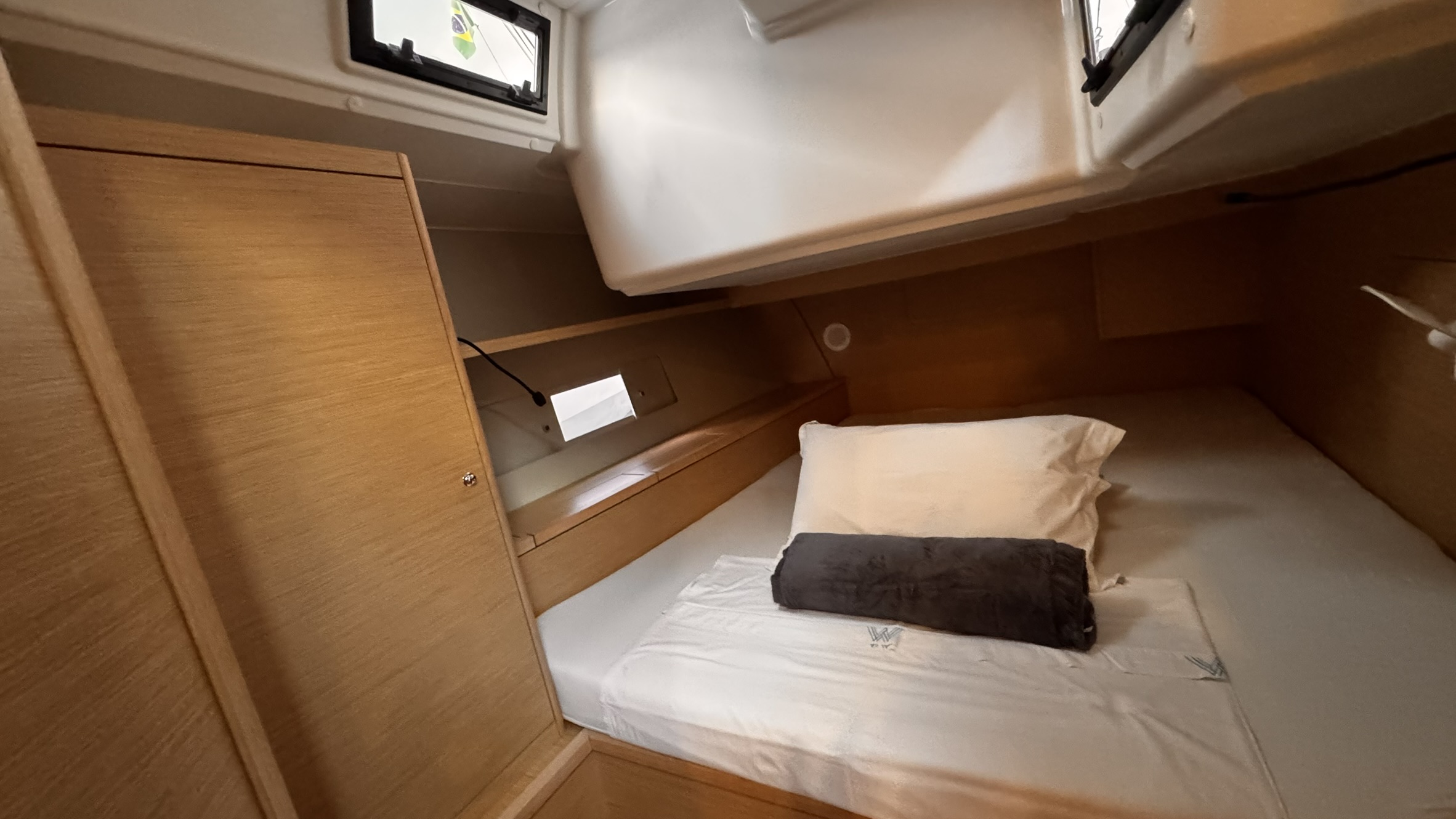 Dufour 470 2024 para charter www.mareconsult.com.br (9)