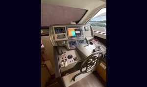 Capa Ferretti 530 2012 seminova A venda www.mareconsult.com (10)