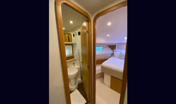 Capa Ferretti 530 2012 seminova A venda www.mareconsult.com (14)