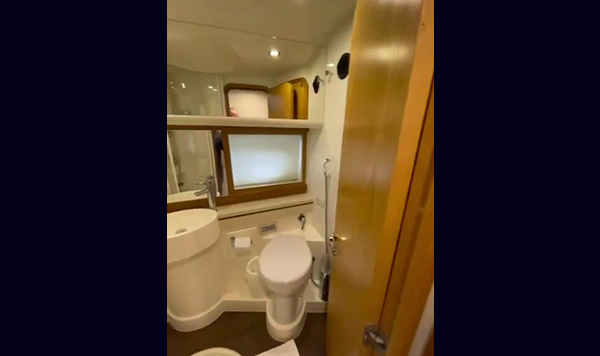 Capa Ferretti 530 2012 seminova A venda www.mareconsult.com (15)