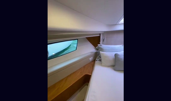 Capa Ferretti 530 2012 seminova A venda www.mareconsult.com (16)