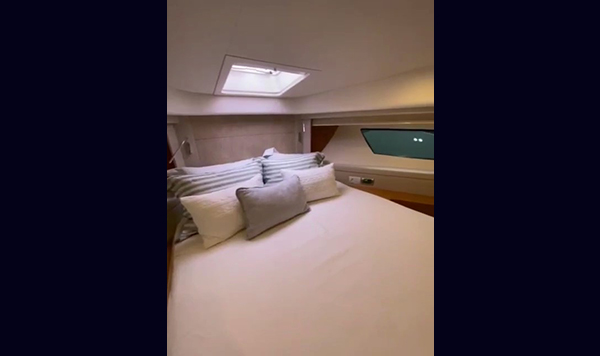 Capa Ferretti 530 2012 seminova A venda www.mareconsult.com (17)