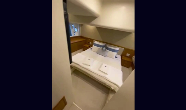 Capa Ferretti 530 2012 seminova A venda www.mareconsult.com (20)