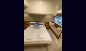 Capa Ferretti 530 2012 seminova A venda www.mareconsult.com (21)