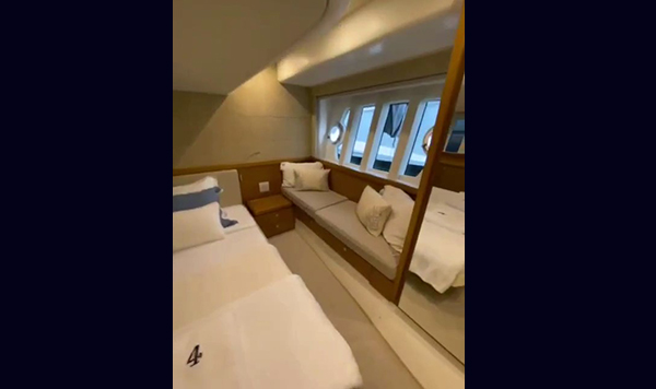 Capa Ferretti 530 2012 seminova A venda www.mareconsult.com (22)