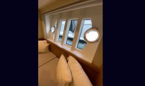 Capa Ferretti 530 2012 seminova A venda www.mareconsult.com (23)