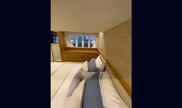 Capa Ferretti 530 2012 seminova A venda www.mareconsult.com (24)