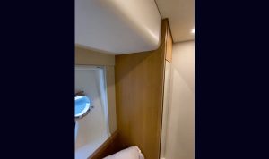 Capa Ferretti 530 2012 seminova A venda www.mareconsult.com (27)