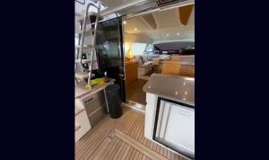 Capa Ferretti 530 2012 seminova A venda www.mareconsult.com (3)