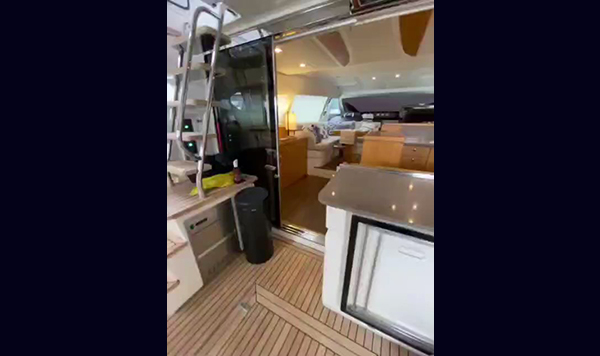 Capa Ferretti 530 2012 seminova A venda www.mareconsult.com (3)