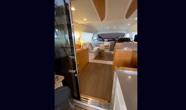 Capa Ferretti 530 2012 seminova A venda www.mareconsult.com (4)