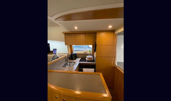 Capa Ferretti 530 2012 seminova A venda www.mareconsult.com (7)