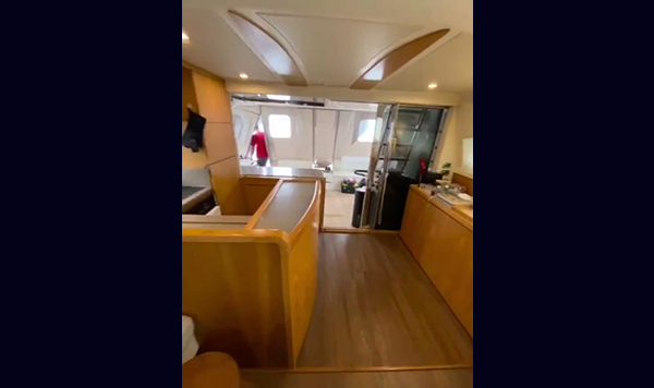 Capa Ferretti 530 2012 seminova A venda www.mareconsult.com (9)