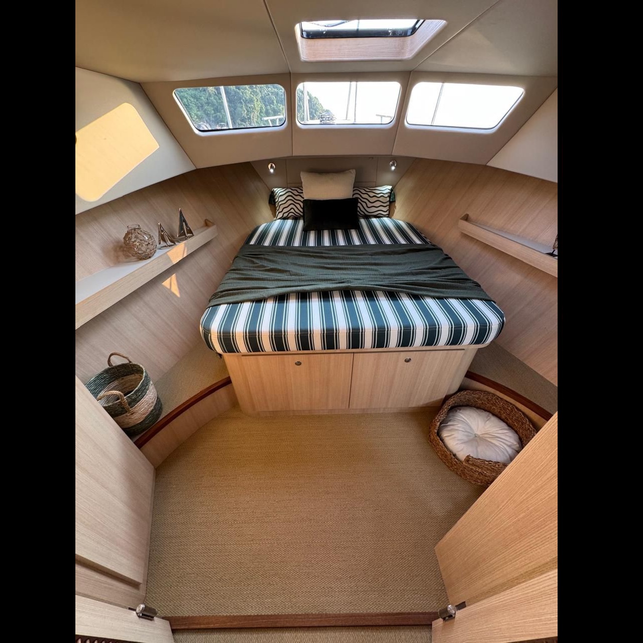 Trawler Euro 1000 Bruce Roberts 35 2010 www.mareconsult.com (11)A