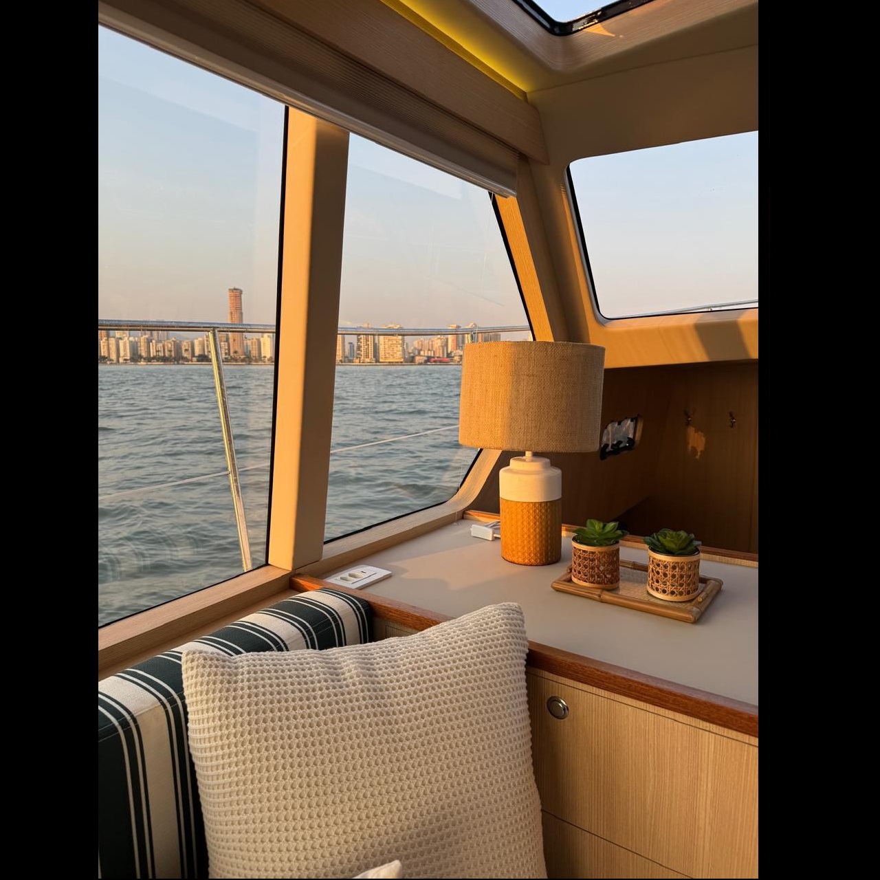 Trawler Euro 1000 Bruce Roberts 35 2010 www.mareconsult.com (12)A