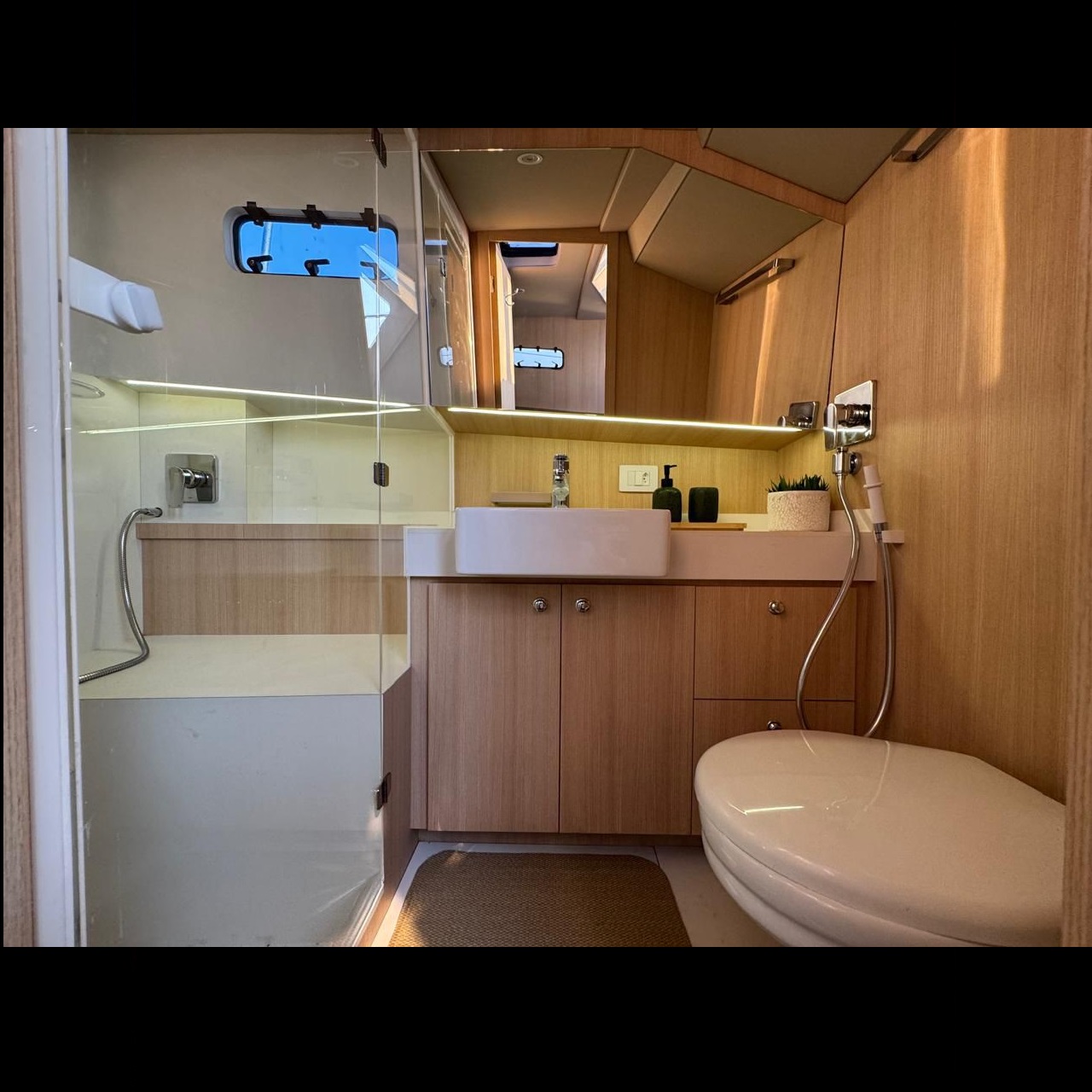 Trawler Euro 1000 Bruce Roberts 35 2010 www.mareconsult.com (7)A